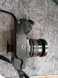 fotocamera reflex analogica Nikon F-601 da 35 mm.