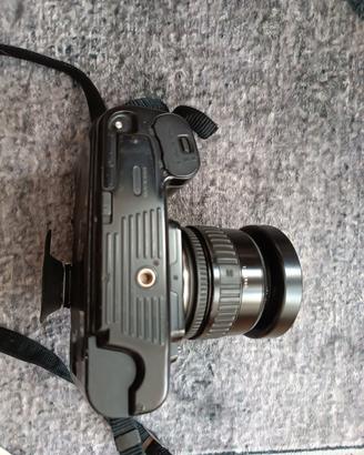 fotocamera reflex analogica Nikon F-601 da 35 mm.