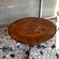 Tavoli  rotondi in legno finemente intarsiati