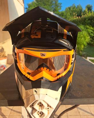 casco enduro con mascherina