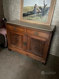 Credenza antica con piano di marmo