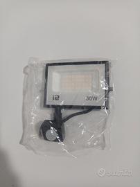 Faretto led 30 W  con sensore di movimento 