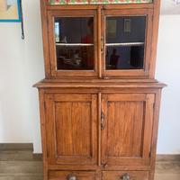 Credenza antica della nonna con vetrina