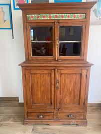 Credenza antica della nonna con vetrina