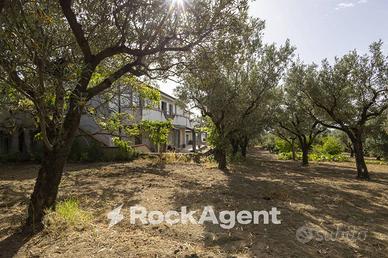 SOLUZIONE INDIPENDENTE E PANORAMICA CON 3400 MQ DI