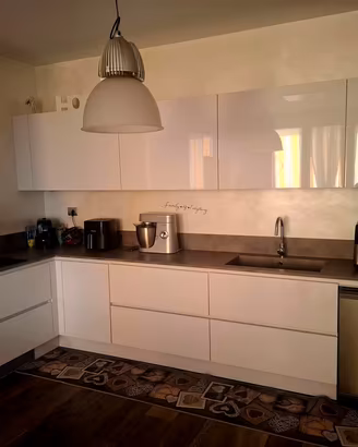 Cucina componibile completa di tavolo e divano