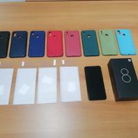 Xiaomi Mi 8 con custodie e vetri temperati
