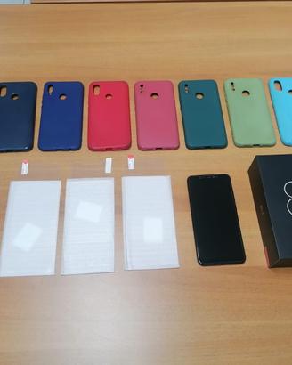 Xiaomi Mi 8 con custodie e vetri temperati