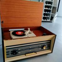 radio antica con giradischi