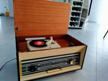 radio antica con giradischi