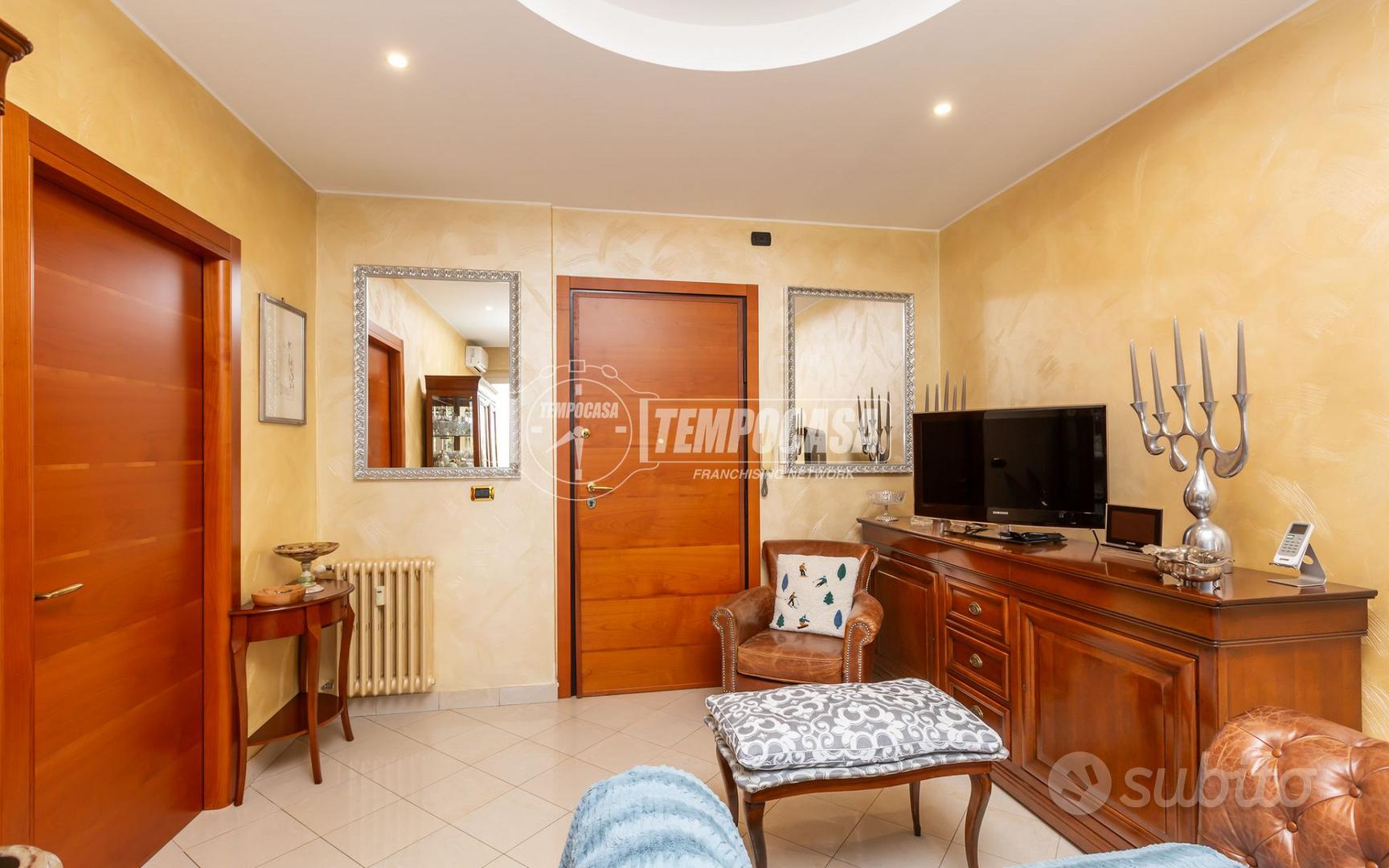 APPARTAMENTO TRILOCALE RISTRUTTURATO IN VIA TORINO - Vista 4