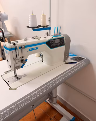 Macchina per cucire. Jack
