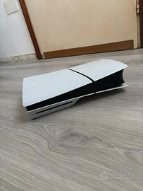 PlayStation 5 Slim 1 Tb + Joystick e Piattaforma
