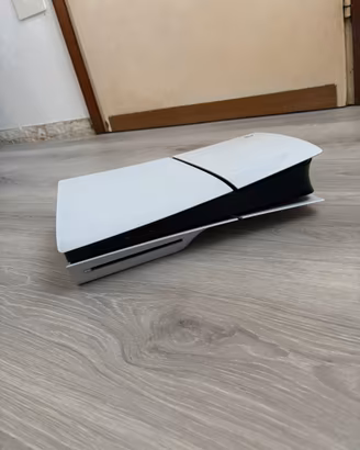 PlayStation 5 Slim 1 Tb + Joystick e Piattaforma