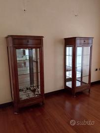 Coppia di Vetrine Classiche in Legno e Cristallo –