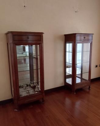 Coppia di Vetrine Classiche in Legno e Cristallo –