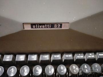 Macchina da scrivere Olivetti 82