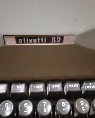 Macchina da scrivere Olivetti 82