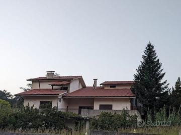 Villa con giardino e terreno edificabile