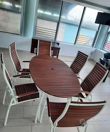 Sedie e tavolo da giardino