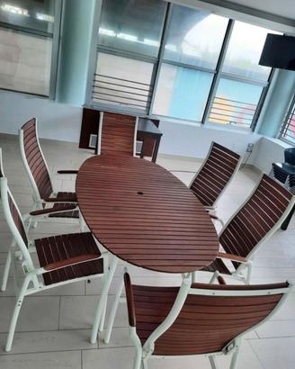 Sedie e tavolo da giardino