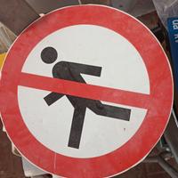 molti cartelli varie scritte