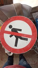 molti cartelli varie scritte