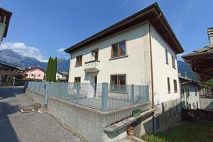 VILLA DI TESTA CON GIARDINO E VISTA SU PRIUSO