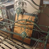 letto in ferro battuto e mobile bagno 