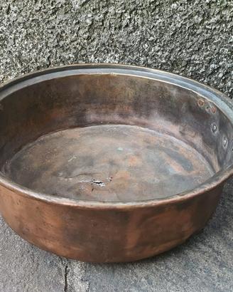 Pentola antica in rame con manici in ottone