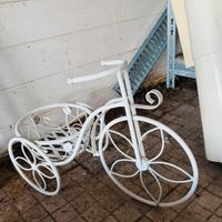 Vaso bici in ferro battuto bianco. Shabby
