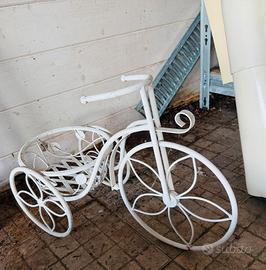 Vaso bici in ferro battuto bianco. Shabby
