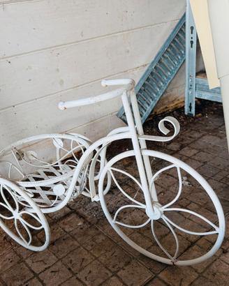 Vaso bici in ferro battuto bianco. Shabby