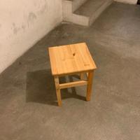 Sgabello in legno 