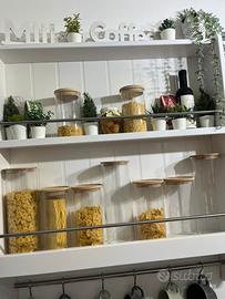 Sette contenitori in vetro per pasta