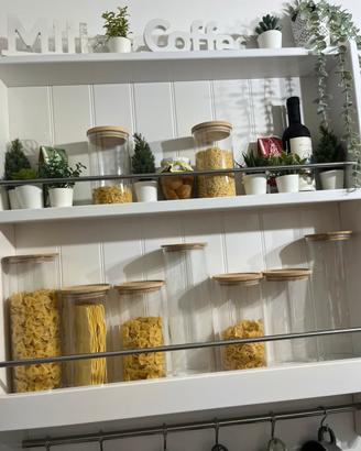 Sette contenitori in vetro per pasta