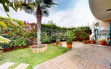 VILLA A SCHIERA DI TESTA CON GIARDINO SU TRE LATI