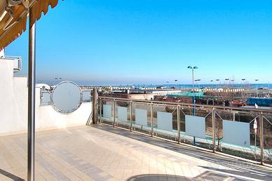 Elegante, fronte mare in centro con posto auto