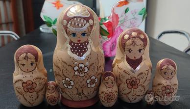 Matrioska russa intagliata in legno naturale 