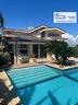 villa-di-230-m²-con-piu-di-5-locali-e-box-auto-dop