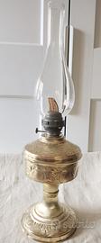 Antica lampada/lume a olio/petrolio in ottone