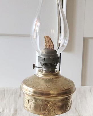 Antica lampada/lume a olio/petrolio in ottone