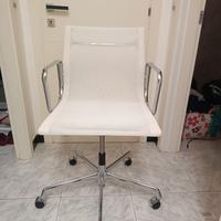 Sedia Vitra EA117 con braccioli