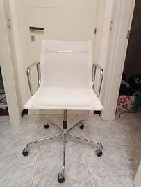 Sedia Vitra EA117 con braccioli