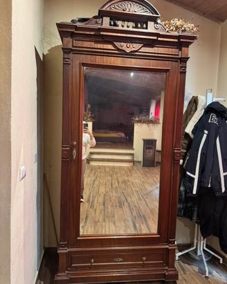 Armadio in legno massiccio