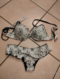 Bikini donna o ragazza Golden point