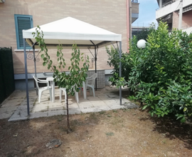 Davanti al mare con giardino privato