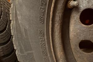 Gomme  cerchi e valvole Toyota  Yaris 2019