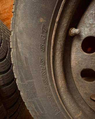 Gomme  cerchi e valvole Toyota  Yaris 2019