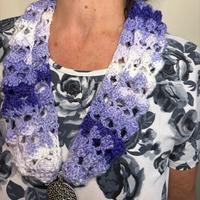 Sciarpa girocollo lilla con ciondolo uncinetto